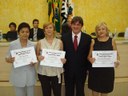 Vereador-Presidente Juliano B. Bertolini, ladeado pela Sra. Toyoko Togawa Chino, indicada pela ADEC, Sra. Vilma Zanata Stelato, indicada pela APAE e a Sra. Tereza Cristina Maroco Garcia, indicada Pela AVAPAC