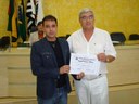 Vereador Francisco Rossi entregando o Diploma ao Sr. Adriano Gonçalves Lourenço, conhecido como Kuty.