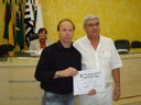 Vereador Francisco Rossi entregando o Diploma ao Sr. César Augusto Tavoloni, conhecido como Alemão