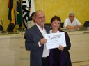 Vereador Milton Polon entregando o Diploma à  Sra. Leila Salle