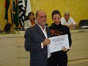 Vereador Milton Polon entregando o Diploma à Sra. Marina Gregolin