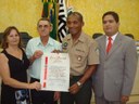 Sra. Maria Clarice Stuchi e Sr. Waldir Stuchi pais do 2? Sargento André Luis Stuchi, 1? Sargento Douglas Emerson Dias e o Vereador Rodrigo Castilho Soares