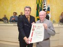 Vereador José Antonio Pedretti e o homenageado José Ramon Porteiro