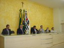 Dr. João Paulino da Silva, Prefeito Célio Rejani, Presidente Juliano Brito Bertolini, Juiz de Direito Bruno Machado Miano, Homenageado Carlos Aparecido Silva e esposa