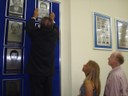 Acrescentando a Placa com a foto do Ex-Presidende Alcides Chacon Couto