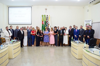 Vereadores e funcionárias da Câmara.JPG