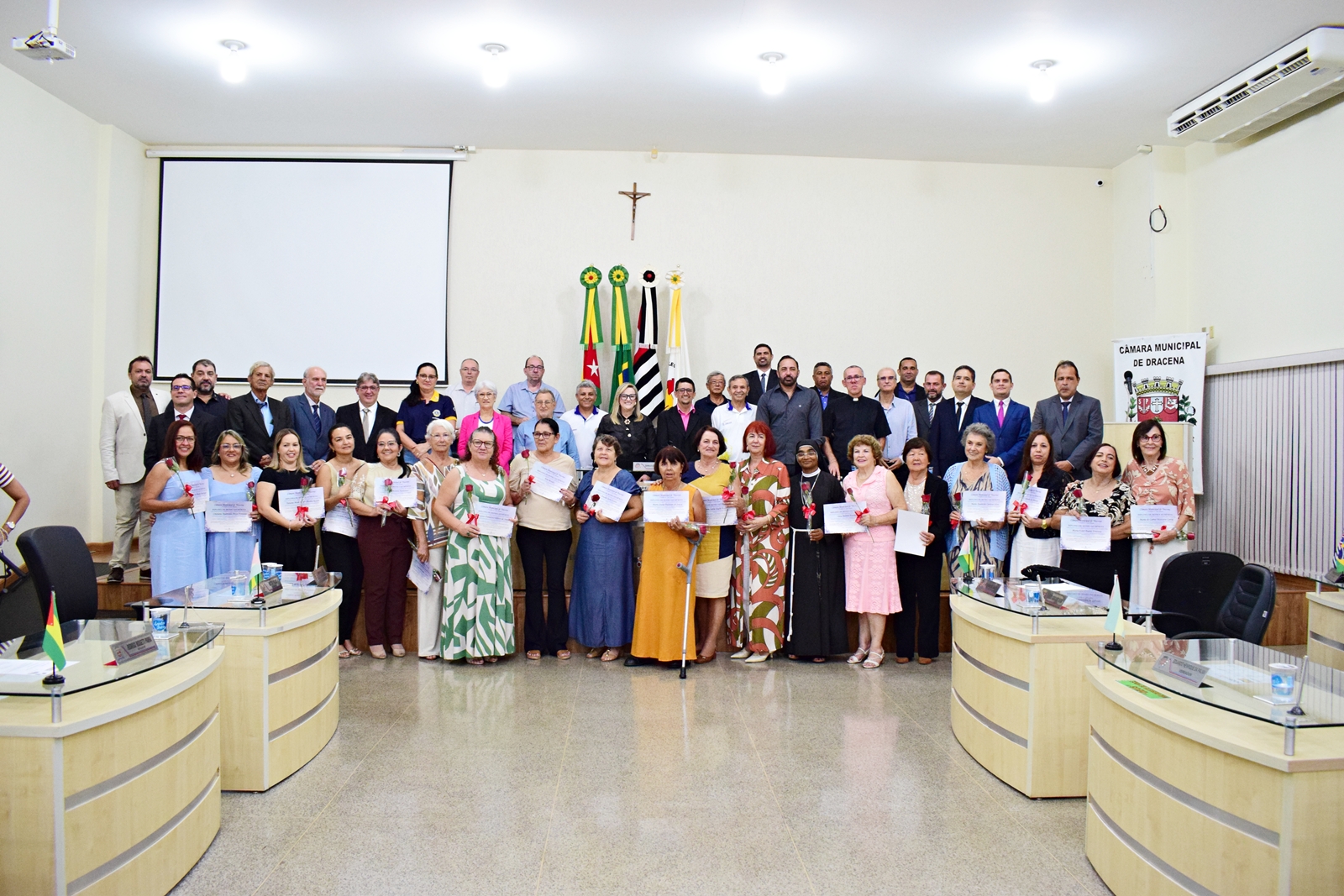 Vereadores e homenageadas.JPG