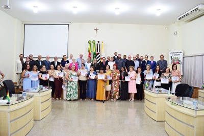 Vereadores e homenageadas.JPG