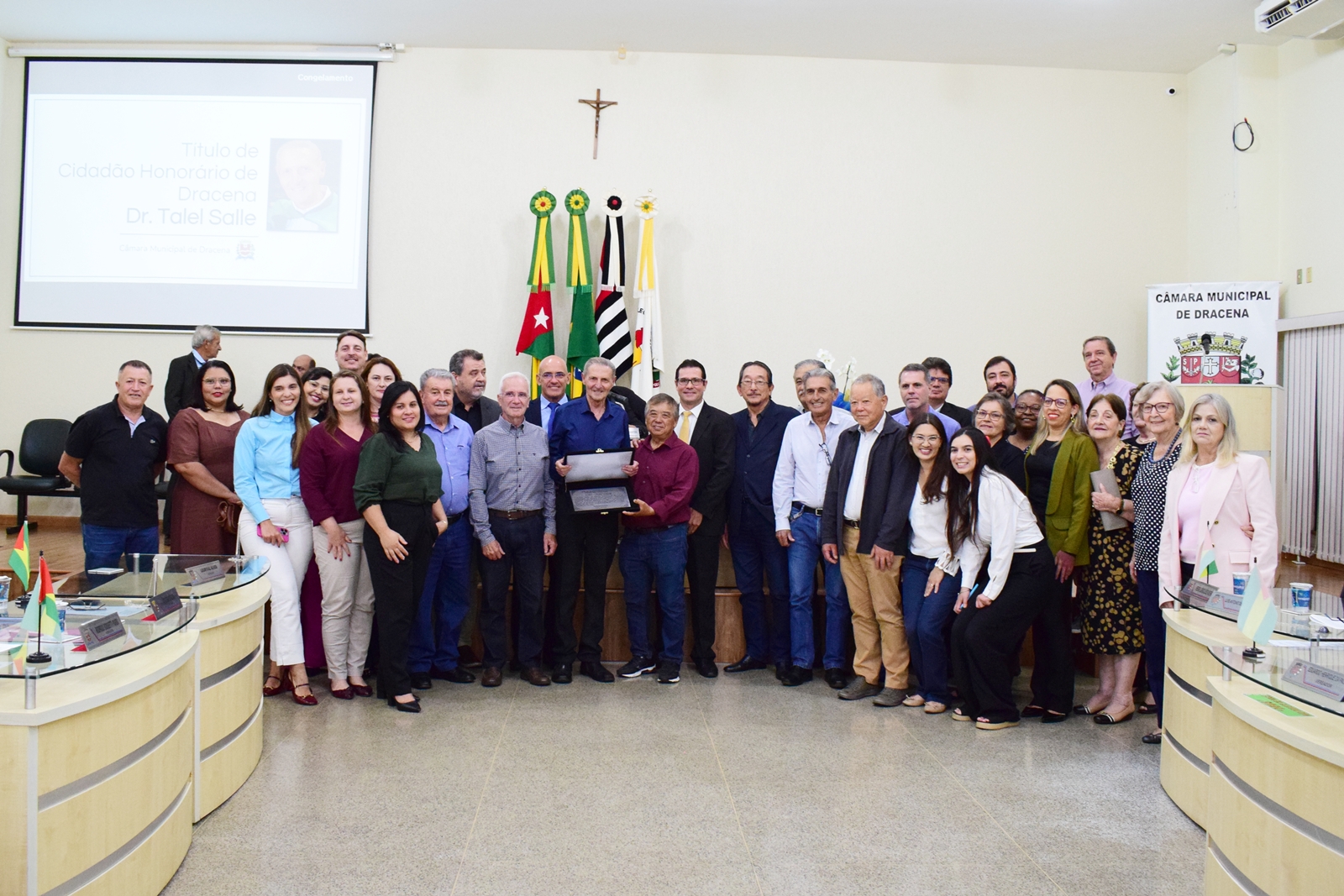 Dr. Talel Salle e equipe da saúde.JPG
