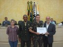Vereador Milton Polon, homenageado Bruno Felipe Martins Silva e sua mãe e o Sargento do Tiro de Guerra Douglas Émerson Dias dos Santos