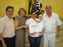 Dr. Marco Antonio Colman, Coordenador de Saúde Bucal, Dra. Maria Célia Branco Borges, Vereador Francisco Rossi e Jullia Saran Dias no colo da mãe, aluna do Programa Amigos do Peito