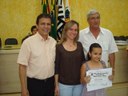 Dr. Marco Antonio Colman, Coordenador de Saúde Bucal, Dra. Josiane F. Salvador Vidoti, Vereador Francisco Rossi e Stefani Laís Silva, aluna do 4º Ano da EMEFI Amador Franco da Silveira