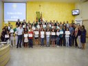 Crianças homenageadas, dentistas, líder comunitária, integrantes do grupo Taikô de Dracena e vereadores