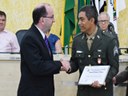 Vereador Cláudio José Pasqualeto cumprimenta o Sargento Benício pelos relevantes serviços prestados