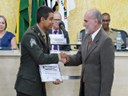 O presidente Milton Polon cumprimenta o homenageado Sargento Benício