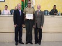 Tenente Soares recebe das mãos do vereador Cláudio José e do presidente Polon o Diploma de Honra ao Mérito