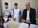 Vereador Juninho do Esporte e os vereadores-estudantes: Breno Ruela Sartori e Carlos Eduardo Rodarte Terra