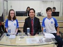 Vereador Rodrigo Castilho e os vereadores-estudantes: Paula Ortiz Vido dos Santos e Pedro Henrique Daun Crudo