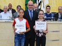 Vereador Célio Ferregutti entrega diploma às vereadores estudantes do Parlamento Jovem 2019