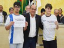 Vereador Juninho do Esporte entrega Diploma aos vereadores-estudantes do Parlamento Jovem 2019