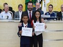 Vereador Rodrigo Parra entrega Diploma aos vereadores-estudantes do Parlamento Jovem 2019