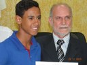 Vereador Milton Polon e o Atleta João Vitor da Silva Pereira, aluno da Escola Estadual 9 de Julho