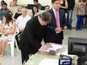 Prefeito Juliano Brito Bertolini assinando o Termo de Posse