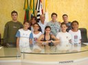 Vereador Presidente Nelson Nabor Buzinaro com os Vereadores Mirim do Parlamento Jovem