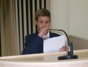 Vereador-estudante Vinícius Confortini, da Escola Guilherme Tammerik, usando a Tribuna da Câmara