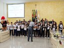 Apresentação da música do Proerd com os alunos do Colégio Objetivo
