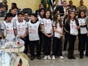 Alunos do Colégio Objetivo durante sua apresentação