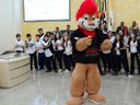 Mascote do Proerd durante a apresentação dos alunos do Colégio Objetivo