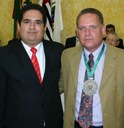 Vereador Rodrigo Castilho Soares e o homenageador Sérgio Roberto de Souza - Foto Cláudio José