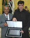 Vereador Pedro Gonçalves Vieira e o homenageado Frei Flávio Antonio Gandelini - Foto Cláudio José