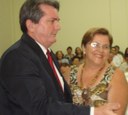 Vereador José Antonio Pedretti recebendo a Sra. Elisabete Fernandes Carnicer Micheloni ex-Vereadora - atuou na 13ª e 14ª Legislatura