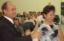 Vereador Nelson Nabor Buzinaro recebendo a Sra. Kazue Ishiy ex-Vereadora - atuou na 12ª e 13ª Legislatura