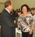 Vereador Nelson Nabor Buzinaro recebendo a Sra. Cila Rodrigues de Barros prima do ex-Vereador Osvaldo Rodrigues de Barros