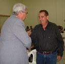 Vereador Francisco Edurado Aniceto Rossi recebendo o Sr. Ismael Scaliante primo do ex-Vereador João Scaliante Sobrinho