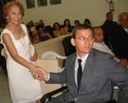 Vereador Ademir Ussifatti recebendo a Sra. Esmeralda Maria Lins esposa do ex-Vereador João Holmes Lins