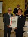 Vereador Nelson Nabor Buzinaro entregado o Título de Cidadão Honorário de Dracena ao Dr. Lineu Rubens de Carvalho Ferreira,
