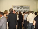 ex-Vereadores e familiares observando os paineis