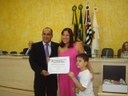 Vereador Claudevi Oliveira da Silva Junior e a homenageada Sra. Ana Cláudia Gomes Freitas de Souza