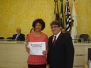 Vereador Juliano Brito Bertolini e a homenageada Sra. Geneci Alves de Oliveira Brogin