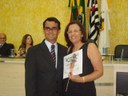 Vereador Kielse Chiari Munis e a homenageada Sra. Gislaine Andrade Leopaci Benini