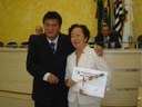Vereador Moacir Shoiti Kanezawa e a homenageada Sra. Kinico Saito