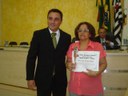 Vereador Gustavo Rodrigues Piveta e a homenageada Sra. Maria Sonia Ferreira Rangel - Associação de Proteção à Criança de Dracena
