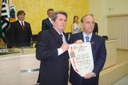 Momento em que o Vereador José Antonio Pedretti procedeu a entrega do Título de Cidadão Honorário de Dracena ao Sr. José Fernando Pinto da Costa