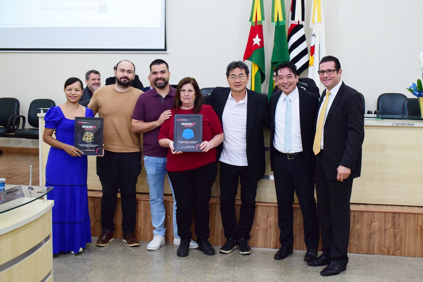 Celso Dyo Shimizu e servidores da prefeitura.JPG