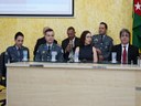 Autoridades compõem a sessão de homenagem