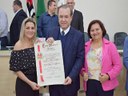 Vereadores Sara Scarabelli e Maria Mateus com o homenageado Eleuses Paiva
